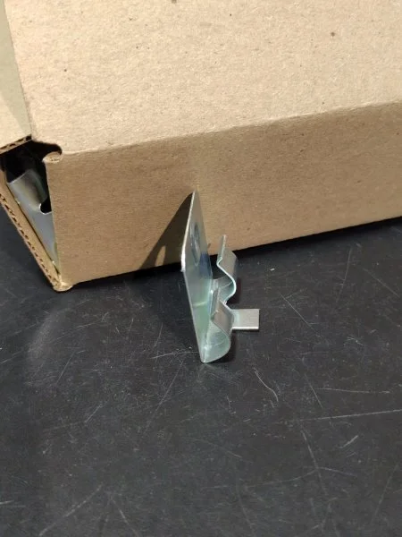 Клипсы к плинтусу MDF Bonkeel (50шт) в Барнауле