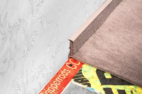 Плинтус для ковролина Korner Listwa 102 Беж 2,5м (50мм) в Барнауле